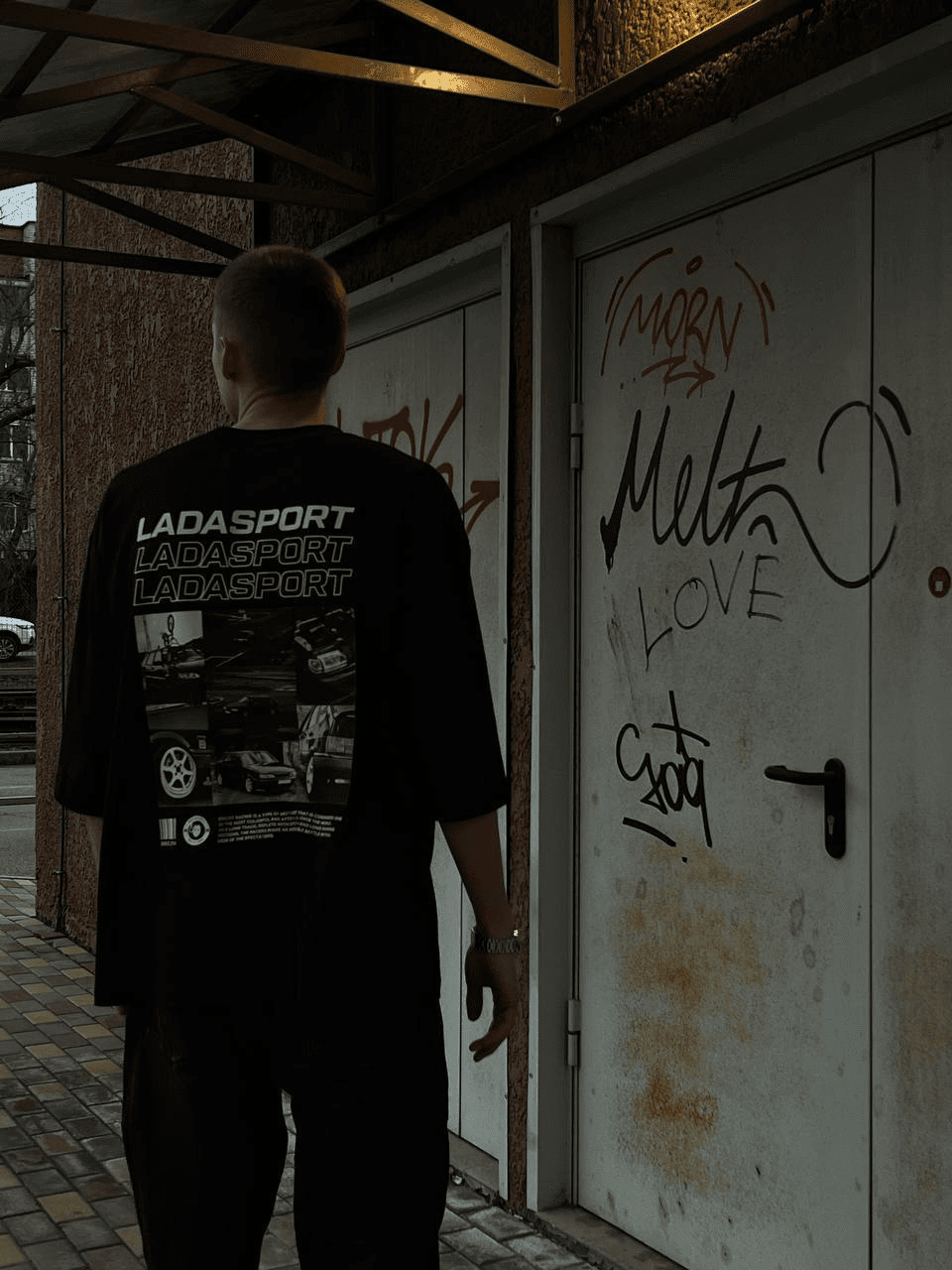 Футболка LADA SPORT в городской среде, вид сзади